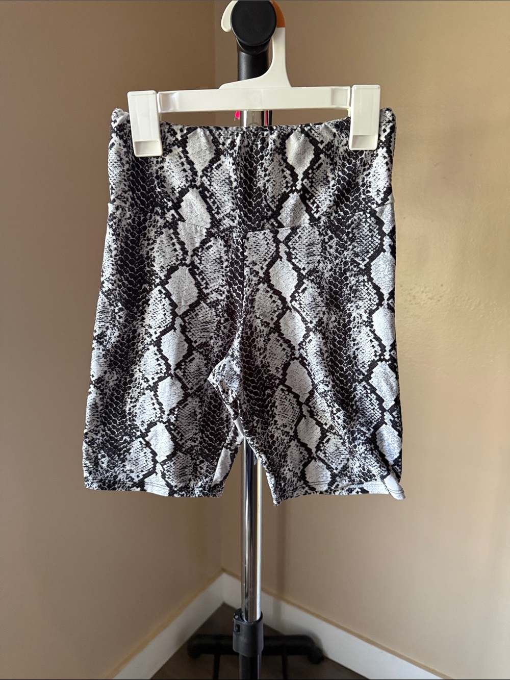 Black & White Snake Print Athletic Bike Shorts